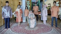 Foto: Anies sekeluarga tampak berfoto bersama dengan menerapkan protokol psychical distancing. Duduk di tengah ibunda Anies dikeliling anak, menantu dan cucu-cucunya. (Dok Instagram Anies Baswedan).
