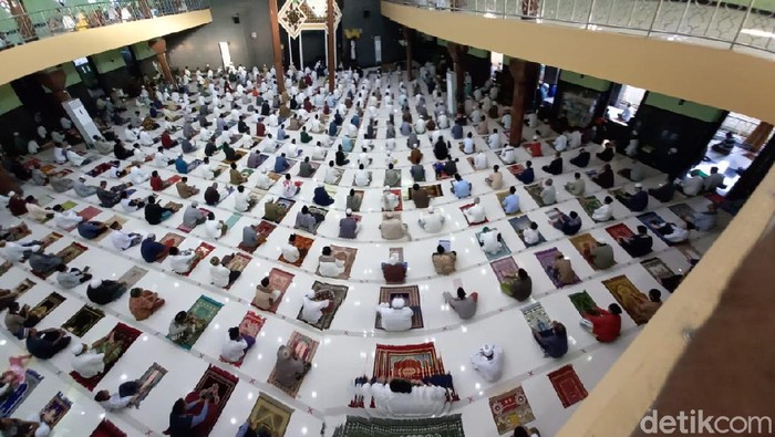 Sejumlah warga ramai-ramai melaksanakan salat Idul Fitri di Masjid Agung Kota Tegal. Pelaksanaan salat Id itu menerapkan physical distancing atau jaga jarak.