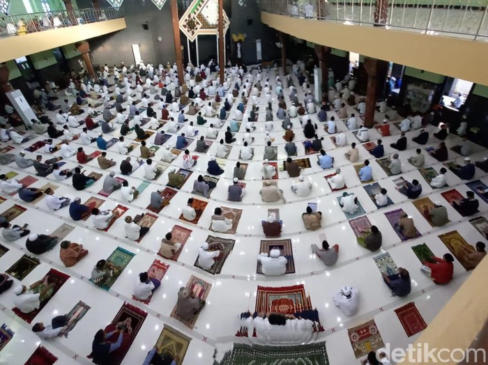 Sejumlah warga ramai-ramai melaksanakan salat Idul Fitri di Masjid Agung Kota Tegal. Pelaksanaan salat Id itu menerapkan physical distancing atau jaga jarak.