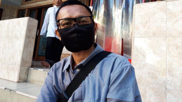 Salah seorang warga tetap salat Id jemaah meski pandemi Corona