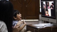 Seorang anak tampak ceria saat menyapa sanak saudaranya saat melakukan panggilan video. Meski momen silaturahmi bersama keluarga di hari Lebaran kali ini hanya dapat dilakukan secara virtual guna mencegah penyebaran Virus Corona, momen silaturahmi tersebut tak mengurangi makna kebersamaan di Hari Raya Idul Fitri. ANTARA FOTO/Dhemas Reviyanto.