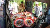 Meski begitu, tak sedikit pula warga yang melaksanakan tradisi makan bersama di Hari Raya Idul Fitri, seperti halnya yang dilakukan oleh warga di kawasan Ulu Gedong, pelayangan, Jambi. Tradisi makan bersama yang dilakukan di sejumlah masjid dengan menu khas Seberang Kota Jambi atau kawasan perkampungan di tepi Sungai Batanghari yang dihuni mayoritas warga keturunan Arab itu biasa dilakukan secara turun temurun usai menunaikan shalat Idul Fitri dan atau saat perayaan hari-hari besar Islam lainnya. ANTARA FOTO/Wahdi Septiawan.