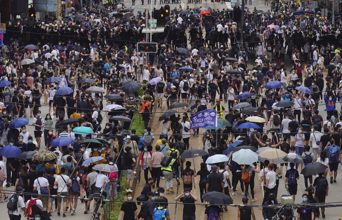 Hong Kong Kembali Bergejolak di Tengah Pandemi Warga Hong Kong gelar aksi unjuk rasa di tengah pandemi Corona. Mereka memprotes rencana China yang hendak membuat UU Keamanan Nasional untuk kotanya.