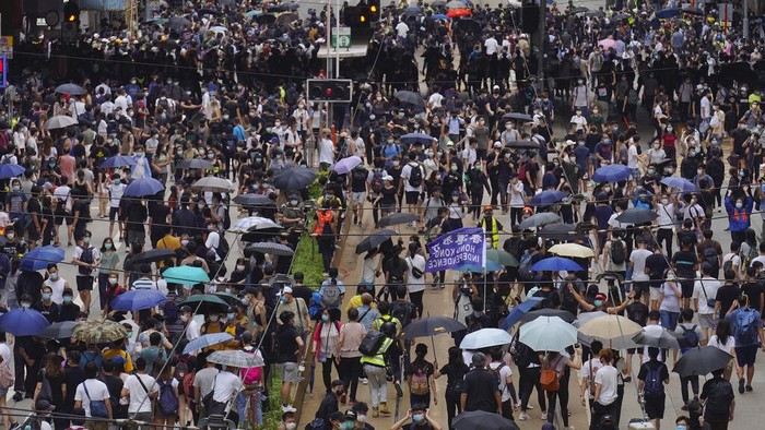 Warga Hong Kong gelar aksi unjuk rasa di tengah pandemi Corona. Mereka memprotes rencana China yang hendak membuat UU Keamanan Nasional untuk kotanya.