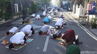 Pelaksanaan salat Idul Fitri berjamaah tersebut digelar dengan menerapkan protokol kesehatan guna mengantisipasi penyebaran virus Corona.