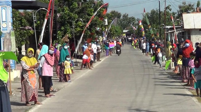 Warga di Sragen sambut bidan Corona yang sembuh