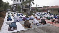 Muslim Malaysia menyambut Idul Fitri dalam sebuah perayaan yang luar biasa. Di tengah pandemi Corona, umat muslim yang merayakan Idul Fitri harus rela tak bisa bersama keluarga guna menekan penyebaran virus Corona di Malaysia. Getty Images/Rahman Roslan