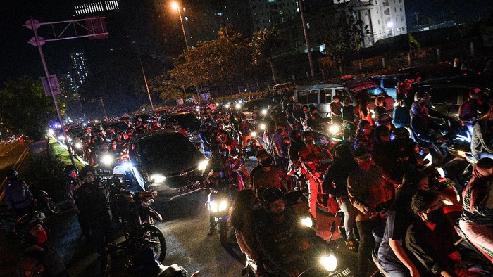 Pengendara terjebak kemacetan saat malam Idul Fitri 1 Syawal 1441 H di kawasan Kemayoran, Jakarta Pusat, Sabtu (23/5/2020). Meski Provinsi DKI Jakarta masih dalam masa Pembatasan Sosial Berskala Besar (PSBB), namun saat malam Idul Fitri 1441 H sejumlah jalan di Ibu Kota masih ramai oleh kerumunan warga hingga menimbulkan kemacetan. ANTARA FOTO/Sigid Kurniawan/wsj.