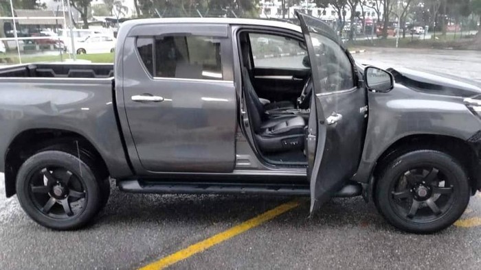 Wujud Toyota Hilux yang dihajar massa usai sang sopir ugal-ugalan