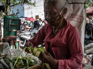 Lebaran di Tengah Pandemi, dari Makan Ketupat Sampai Berbagi Paket Makanan
