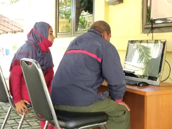 Warga silaturahmi menggunakan aplikasi Zoom