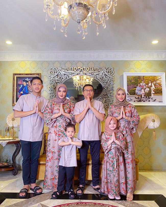 Anang Hermansyah, Ashanty beserta anak-anak mereka merayakan Lebaran bersama dengan busana bermotif floral.  (Foto: Instagram)