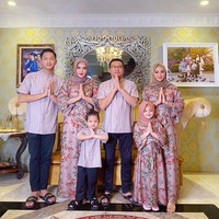 Anang Hermansyah, Ashanty beserta anak-anak mereka merayakan Lebaran bersama dengan busana bermotif floral.  (Foto: Instagram)