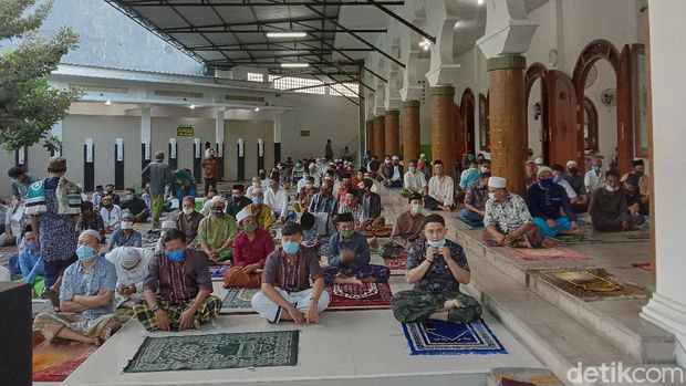Jemaah salat Idul Fitri di salah satu masjid tertua di Surabaya, Masjid Rahmat/