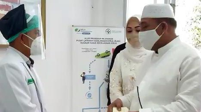 Gubernur Maluku Murad Ismail mengunjungi tenaga kesehatan di Ambon. (Foto: Muslimin Abbas/detikcom)