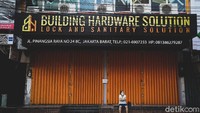 Sejumlah toko di kawasan Pinangsia pun tampak tutup dan minim aktivitas warga.