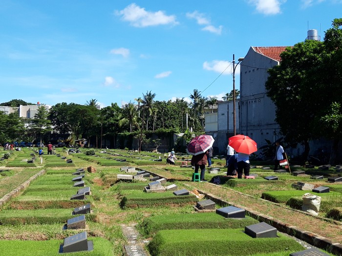 Ziarah makam di TPU Jeruk Purut