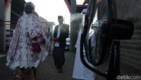 Pantauan detikcom, Minggu (24/5/2020) pelaksanaan salat id ini digelar di Lapangan SMK Cendikia Cigentur, Paseh, Kabupaten Bandung.