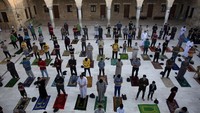 Biasanya umat muslim selama dua hari ini merayakan dengan gembira kumpul dan silaturahmi keluarga penuh suka cita. Tapi kali ini, karena kondisi di tengah pandemi Corona, semua harus dibatasi untuk menekan laju penyebaran virus Corona. AP/Khalil Hamra