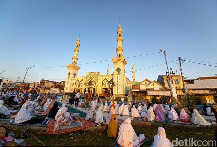 Sejumlah warga ramai-ramai melaksanakan salat Idul Fitri di Masjid Agung Kota Tegal. Pelaksanaan salat Id itu menerapkan physical distancing atau jaga jarak.