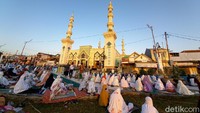 Pelaksanaan salat Idul Fitri 1441 H di Masjid Agung Kota Tegal, Jawa Tengah ini dengan menerapkan protokol kesehatan dan diawasi petugas. Petugas yang berasal dari yayasan dan pengurus Masjid Agung Kota Tegal bersiaga untuk mengingatkan para jemaah menggunakan hand sanitizer maupun cuci tangan di tempat yang sudah disediakan.