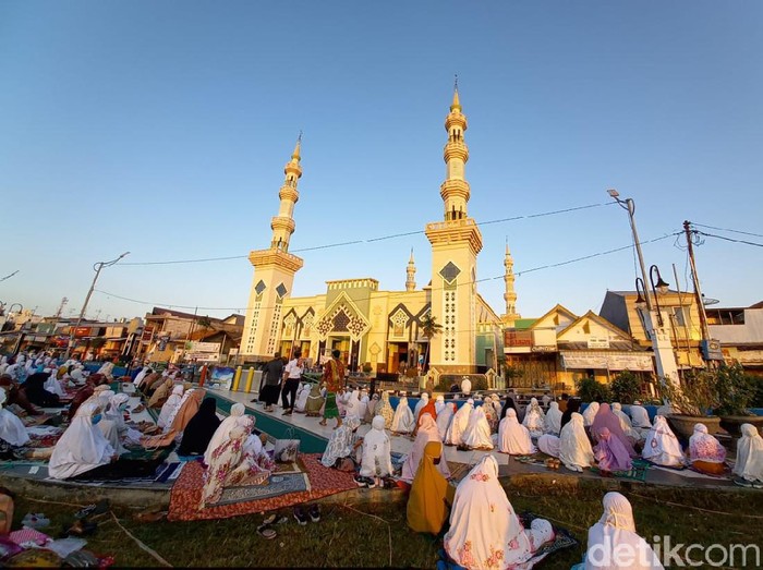 Sejumlah warga ramai-ramai melaksanakan salat Idul Fitri di Masjid Agung Kota Tegal. Pelaksanaan salat Id itu menerapkan physical distancing atau jaga jarak.