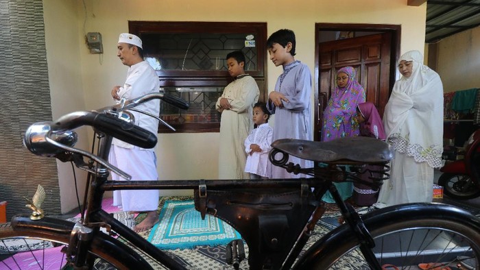 Pemerintah bersama MUI mengimbau masyarakat untuk melaksanakan salat Idul Fitri di rumah. Hal itu dilakukan guna cegah penyebaran virus Corona.