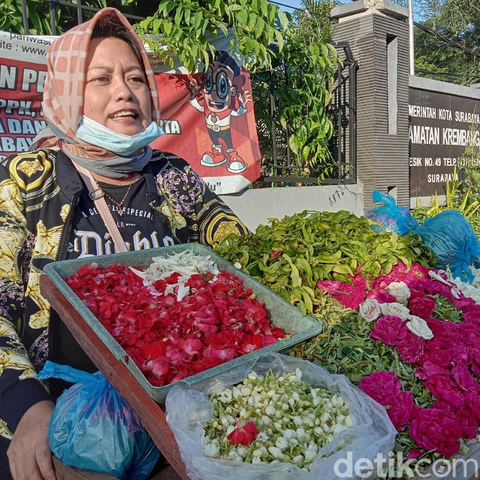 Idul Fitri identik dengan ziarah ke makam keluarga yang telah meninggal. Namun di Surabaya, pedagang kembang untuk nyekar mengeluh, karena di tengah pandemi Corona omzetnya menurun.