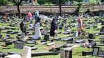Melihat Aktivitas Warga Berziarah di Hari Lebaran