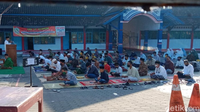Warga menggelar salat Idul Fitri di halaman SMK di Klaten