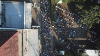 Penampakan pelaksanaan salat Idul Fitri berjamaah di area Masjid Jogokariyan, Kecamatan Mantrijeron, Kota Yogyakarta, Minggu (24/5/2020).