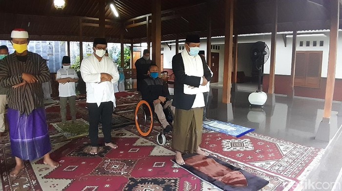 Bupati Karanganyar jadi imam dan khatib salat Id di kediamannya