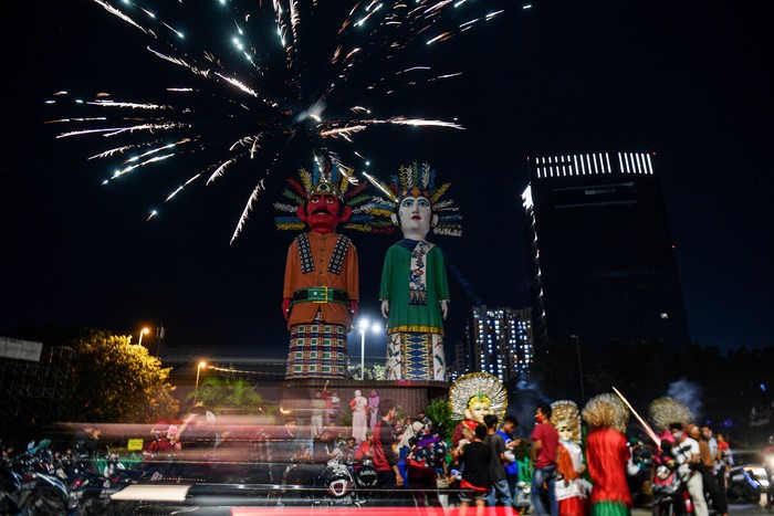 Warga berkerumun saat malam Idul Fitri 1 Syawal 1441 H di Patung Ondel-Ondel Kemayoran, Jakarta Pusat, Sabtu (23/5/2020). Meski Provinsi DKI Jakarta masih dalam masa Pembatasan Sosial Berskala Besar (PSBB) namun saat malam Idul Fitri 1441 H, sejumlah tempat di Ibu Kota masih ramai dengan kerumunan orang. ANTARA FOTO/Sigid Kurniawan/wsj.