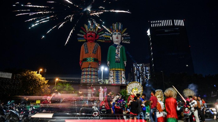 Warga berkerumun saat malam Idul Fitri 1 Syawal 1441 H di Patung Ondel-Ondel Kemayoran, Jakarta Pusat, Sabtu (23/5/2020). Meski Provinsi DKI Jakarta masih dalam masa Pembatasan Sosial Berskala Besar (PSBB) namun saat malam Idul Fitri 1441 H, sejumlah tempat di Ibu Kota masih ramai dengan kerumunan orang. ANTARA FOTO/Sigid Kurniawan/wsj.