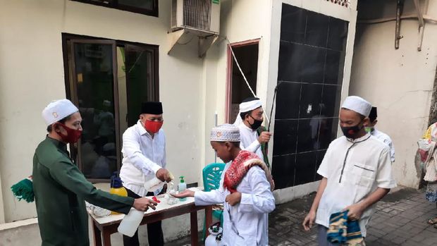 Warga Bekasi salat Id berjamaah di masjid
