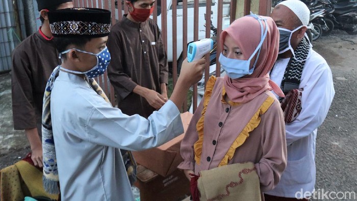 Momen Warga Kabupaten Bandung Salat Id Berjamaah di Lapangan Sekolah Warga Desa Cigentur, Kabupaten Bandung, gelar salat Id berjamaah di lapangan sekolah. Protokol pencegahan Corona diterapkan dalam kegiatan tersebut.