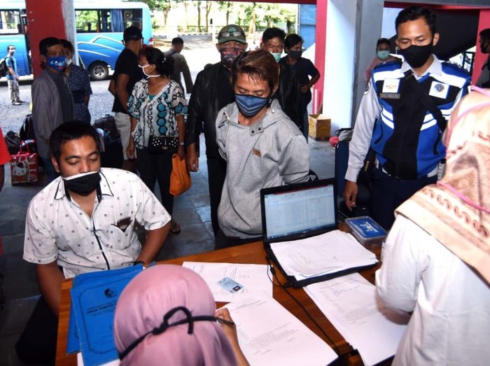GOR Tawangalun masih menjadi tempat karantina bagi para pemudik yang baru tiba di Banyuwangi. Mereka langsung diperiksa secara intensif dan di-rapid test.