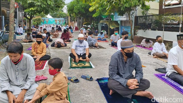 Momen warga Pekanbaru laksanakan salat Id di masa Pandemi Corona