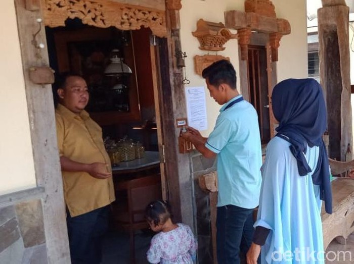 Pandemi Corona tak menyurutkan semangat warga Desa Kemiren, Kecamatan Glagah untuk merayakan Idul Fitri. Warga desa yang memegang adat Suku Using tetap beraktivitas seperti Lebaran sebelumnya.