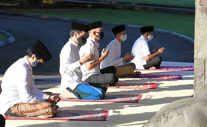 Bermasker-Jaga Jarak, Jokowi Salat Idul Fitri di Istana Bogor Presiden Joko Widodo melaksanakan salat Idul Fitri bersama keluarga di Istana Kepresidenan Bogor. Berikut potretnya.