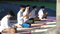 Presiden Joko Widodo (Jokowi) melaksanakan salat Idul Fitri di Istana Kepresidenan Bogor, Jawa Barat, Minggu (24/5/2020). Istimewa/Dok. Muchlis Jr - Biro Pers Sekretariat Presiden.