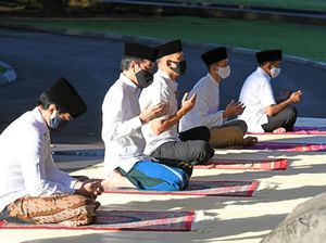 Bermasker-Jaga Jarak, Jokowi Salat Idul Fitri di Istana Bogor