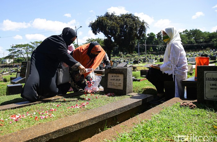 Berziarah ke makam anggota keluarga jadi tradisi yang kerap dilakukan di momen-momen Lebaran. Kawasan TPU Tanah Kusir pun tampak ramai didatangi para peziarah.