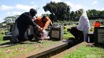 Melihat Aktivitas Warga Berziarah di Hari Lebaran