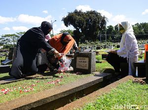 Melihat Aktivitas Warga Berziarah di Hari Lebaran