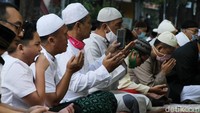 Seperti diketahui, hari ini umat Muslim di seluruh dunia merayakan Hari Raya Idul Fitri 1441 Hijriah. Sejumlah umat Muslim di Solo pun melaksanakan salat Id berjamaah di area Masjid Al Hikmah yang bersebelahan dengan Gereja Kristen Jawa (GKJ) Joyodiningratan di Jalan Gatot Subroto Kelurahan Kratonan, Kecamatan Serengan, Surakarta, Jawa Tengah.