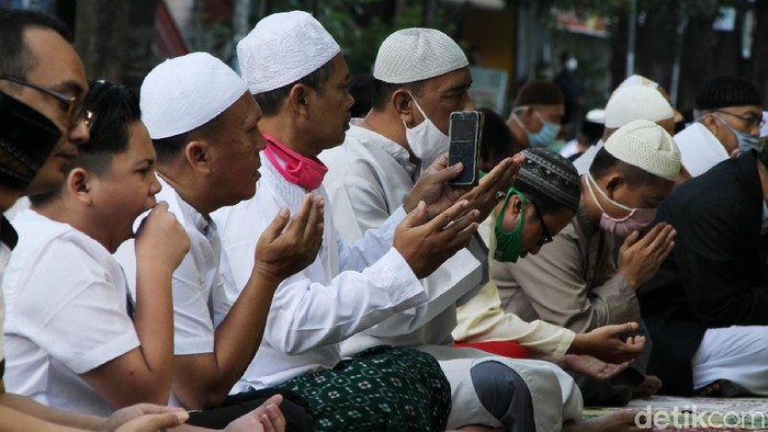 Umat Muslim di Solo gelar salat Id berjamaah di area Masjid Al Hikmah. Menariknya, masjid itu terletak berdampingan dengan Gereja Kristen Jawa Joyodiningratan.