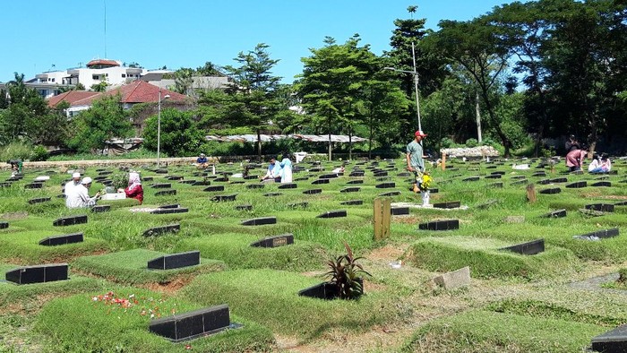 Ziarah makam di TPU Jeruk Purut