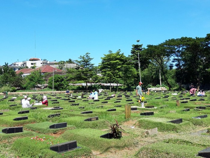 Ziarah makam di TPU Jeruk Purut
