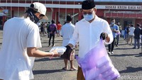 Seperti diketahui, GOR Satria Purwokerto dialihfungsikan menjadi lokasi karantina bagi para pemudik yang kembali ke kampung halaman. Salah seorang pemudik yang dikarantina di sana adalah Putriah (26). Perantau asal Kedungbanteng yang bekerja di Bandung itu mengaku sedih tidak dapat berkumpul dengan keluarganya. Namun demi kebaikan bersama, dia rela dikarantina di GOR Satria Purwokerto.